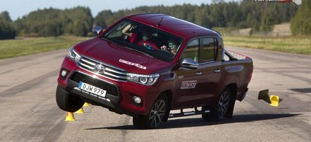 Video: Así de desastrosa es la Toyota Hilux en maniobras de emergencia