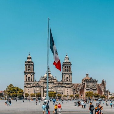 El Zócalo de la CDMX se llenará de flores por San Valentín: así será el Jardín del Buen Amor