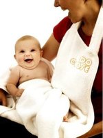 Una práctica toalla delantal para el baño del bebé