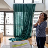 Morador gasta fortuna em cortina sob medida de 5 metros e só descobre ao instalar que regra do condomínio proíbe a cor escolhida: 'Apenas cortinas brancas' 