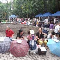 Aplicativo de namoro mais popular da China não está em celulares, mas num parque cheio de pais com guarda-chuvas 