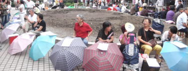 Aplicativo de namoro mais popular da China não está em celulares, mas num parque cheio de pais com guarda-chuvas 