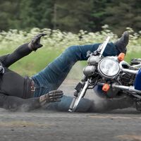 Casi pierde a su hermano de 19 años en un accidente de moto. Ahora ha iniciado una campaña para que sea obligatorio llevar guantes y chaqueta protectora 