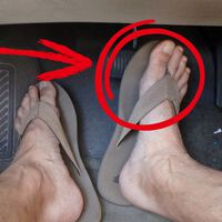 Manejar con chanclas o descalzo podría meterte en problemas en México: esto dice la ley 