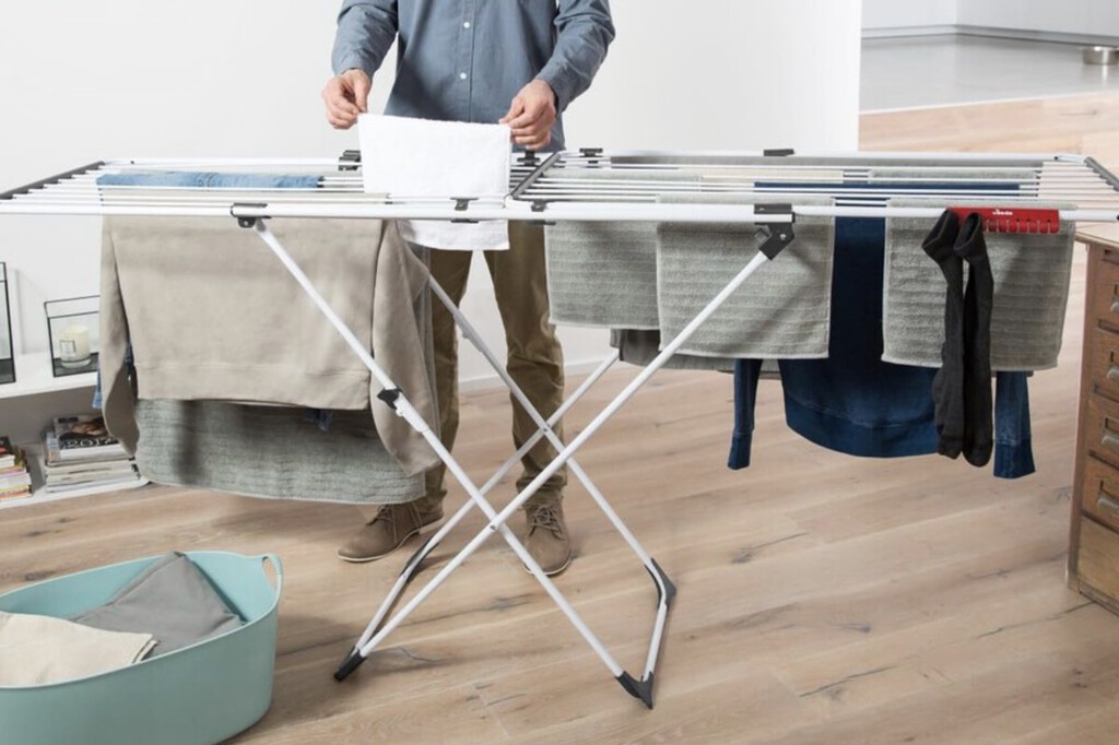 Este es el truco más top que he aprendido: secar la ropa en casa en menos tiempo sin radiadores ni secadora