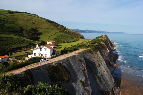 Ruta en autocaravana por la costa del País Vasco: qué ver entre Bilbao y Biarritz y áreas en las que se pernoctar
