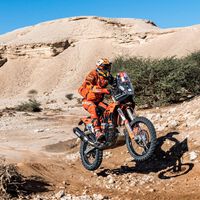 Danilo Petrucci está convenciendo a Valentino Rossi para correr juntos el Dakar... pero en coche 