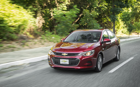 El Chevrolet Cavalier estrena una versión más accesible en México, ahora con caja manual