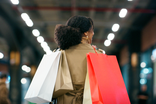 Mulher fazendo compras. Créditos: 	Sean Anthony Eddy/GettyImages