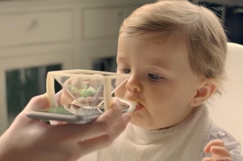 ¿Por qué es una mala idea? Los siete errores de Nutrispoon, la cuchara con soporte para el móvil para dar de comer al bebé