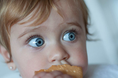 La foto de tu bebé: Paule y su galleta