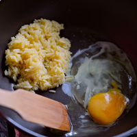 Com sobras de ovo e arroz, pesquisadores criaram um material que armazena eletricidade e resiste a 10 mil cargas 