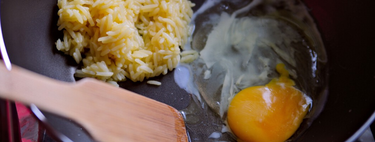 Com sobras de ovo e arroz, pesquisadores criaram um material que armazena eletricidade e resiste a 10 mil cargas 