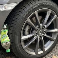 O que significa encontrar uma garrafa no pneu do seu carro e o que você deve fazer 