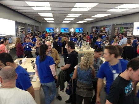 Y ya van diez: imágenes de la apertura de la Apple Store en Zaragoza esta mañana