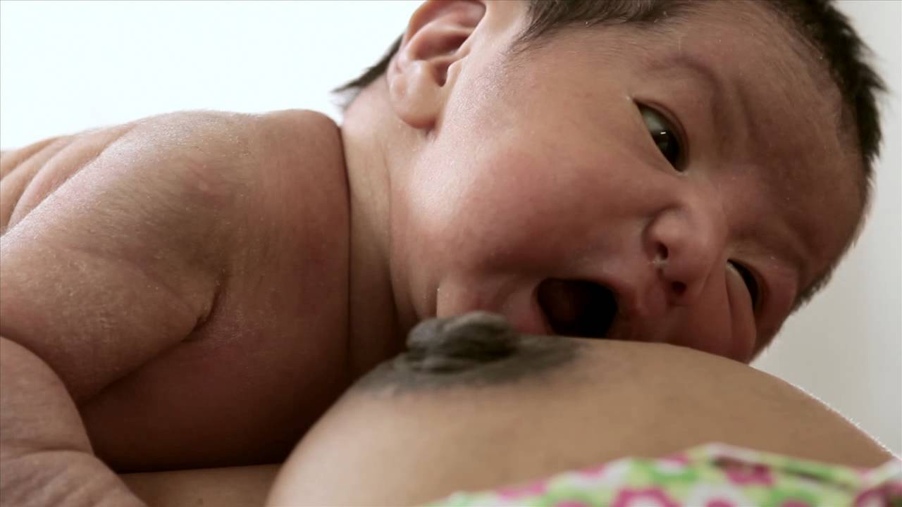 A la muchacha 13 pequeño pecho veraniego