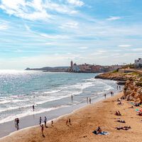 España lleva tiempo soñando con llegar a 100 millones de turistas al año. Algo amenaza con complicarlo: el calor extremo