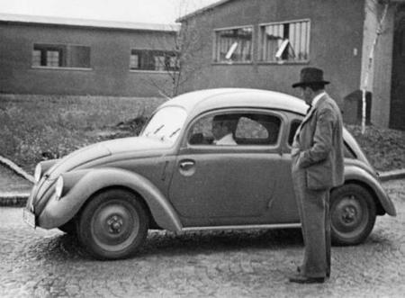 ferdinand-porsche-1937-in-front-of-a-vw-prototype-w30.jpg