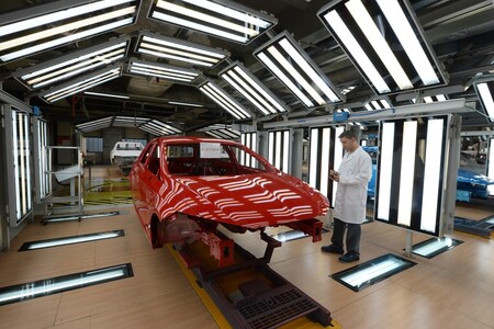 La fabricación de coches, amenazada por la escasez de semiconductores: habrá menos producción y precios más caros