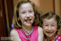 Haciendo bizcochos de chocolate con los pequeños de la casa