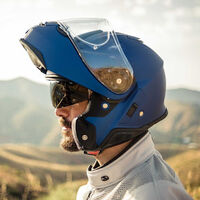 Los motoristas que van en trail usan mucho cascos modulares. Una marca ha cambiado una sola pieza y ha revolucionado su uso 