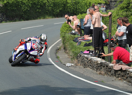 Peter Hickman consigue su primer triunfo del IOMTT en la categoría de Superstock