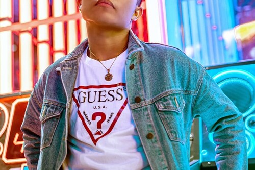 Hasta 50% de descuento en las rebajas de invierno de Guess: chollos en vestidos, pantalones o camisas