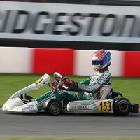 Escándalo en el mundial de karting: un piloto entra en pista para tirarle una pieza de su coche a un competidor