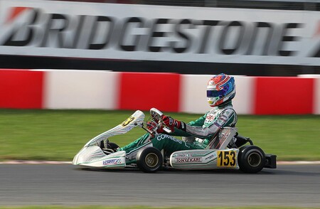 Escándalo en el mundial de karting: un piloto entra en pista para tirarle una pieza de su coche a un competidor