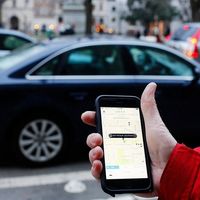 El Gobierno se salta al Tribunal Supremo y anuncia una ley para proteger al taxi de Uber y de Cabify