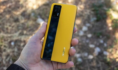 Realme GT の背面はビーガン レザーです