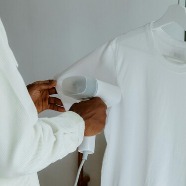 Hemos encontrado en Amazon la plancha vertical definitiva: no solo elimina las arrugas, también te quita las pelusas y los pelos de las mascotas