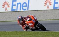 Stoner pone a la Desmosedici en la pole de Montmeló