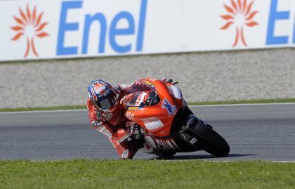 Stoner pone a la Desmosedici en la pole de Montmeló
