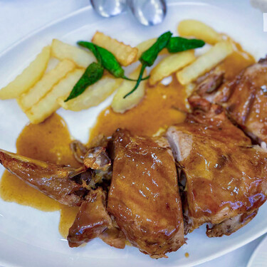 El cordero asado no es sólo típico del norte de Castilla: en este restaurante de Albacete, en mitad de La Mancha, lo bordan desde hace décadas