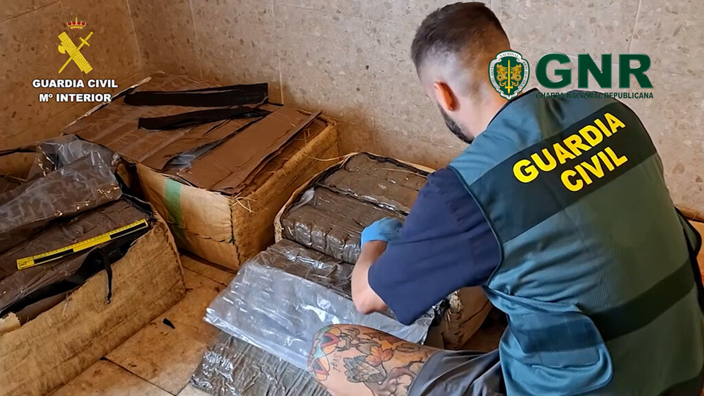 La Guardia Civil descubre una autopista de 10 toneladas de hachís en el río que separa España y Portugal