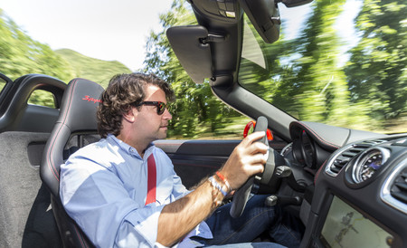Porsche Boxster Spyder conduciendo