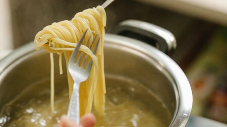 ¿Sirve de algo poner aceite al agua de cocción de la pasta? Esto dice un experto