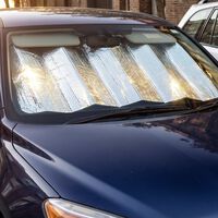 Ponerle un parasol al carro no impedirá que se caliente, pero sí hay otras razones para hacerlo 