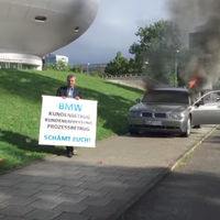 Un hombre quemó su BMW Serie 7 en protesta contra la marca... y no es la primera vez