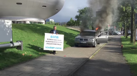 Un hombre quemó su BMW Serie 7 en protesta contra la marca... y no es la primera vez