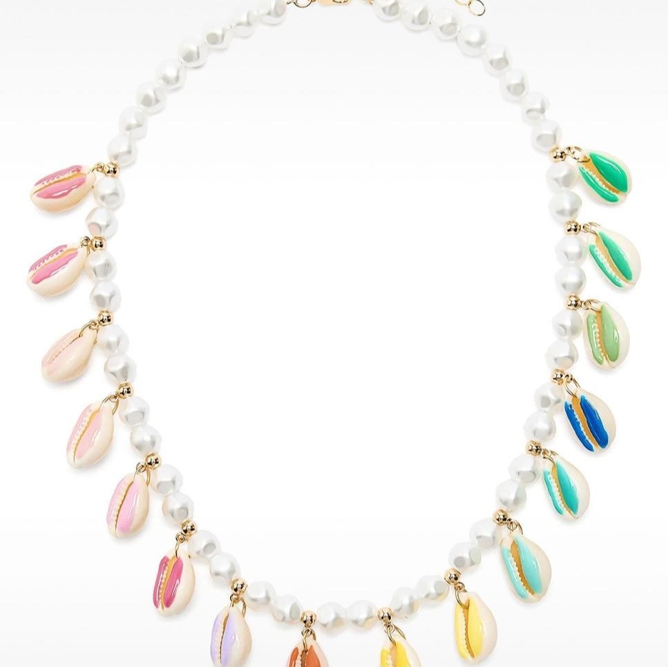 Parfois - Collar corto de perlas con abalorios de conchas.