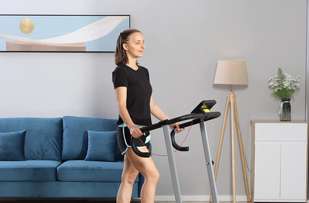 La cinta plegable de Homcom te permite entrenar tu cardio sin moverte del salón de tu casa y ahora está rebajada