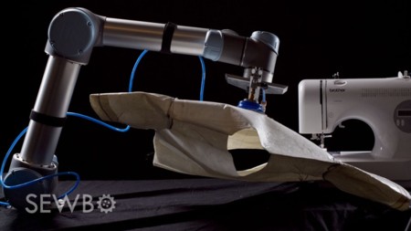 El robot costurero que cose prendas de ropa