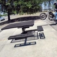 El cabezabuque está de prácticas, y como siga así le quitan la beca de stuntman