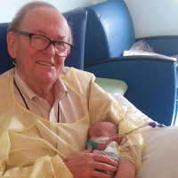 Conoce al "Abuelo UCI", que abraza a los bebés en la Unidad de Cuidados Intensivos de un hospital en Atlanta