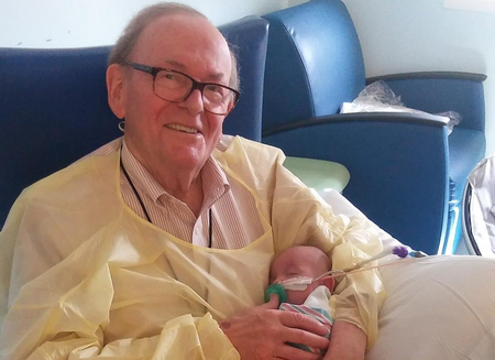 Conoce al "Abuelo UCI", que abraza a los bebés en la Unidad de Cuidados Intensivos de un hospital en Atlanta