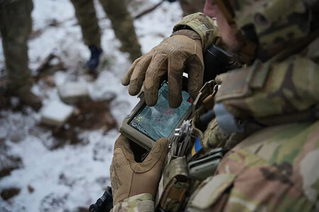 Un Miembro Del Ejercito Ucraniano Recibe Las Imagenes Por Satelite De Vantor Directamente En Su Smartphone