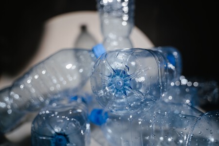3 ideas para aprovechar la parte inferior de una botella de plástico en casa: puedes hacer macetas para tus plantas