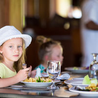 Un niño alérgico a la leche sufre una reacción al ingerir un postre en un restaurante que, según la carta, era apto para él